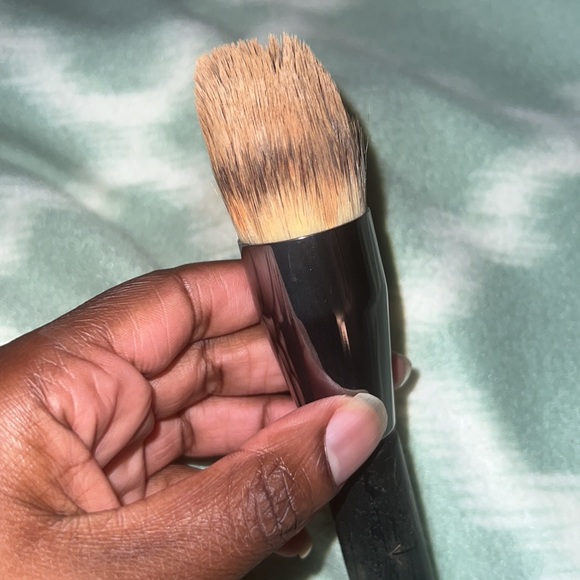 It cosmetics heavenly luxe complexion master brush - Picture 5 of 5